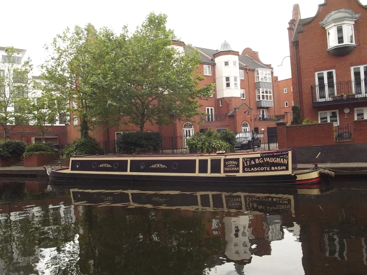 the boat is moving down the river between the buildings