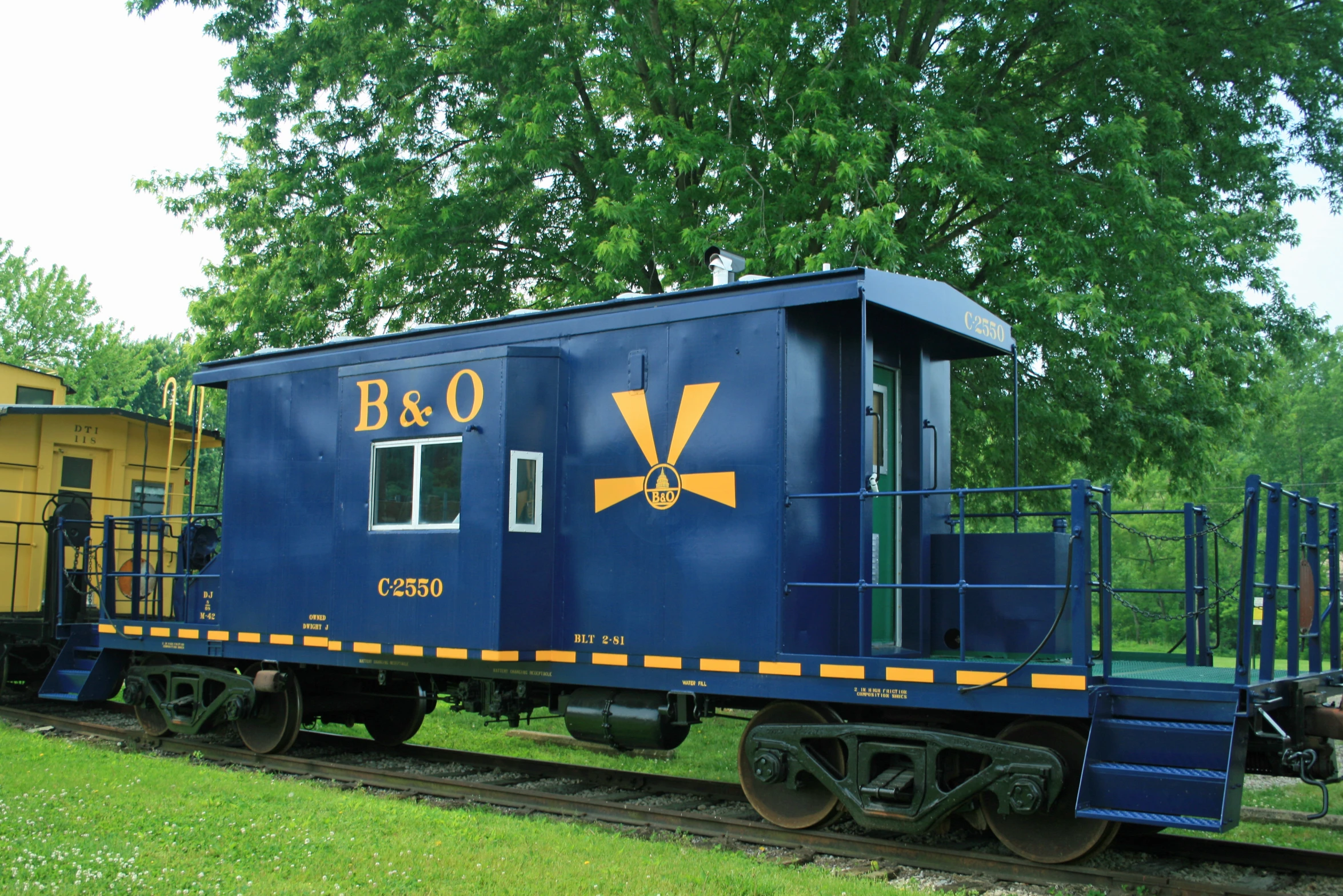 a train caboose that says b & o on the side