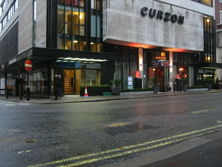 there is a sign that says curfon on it on a street corner