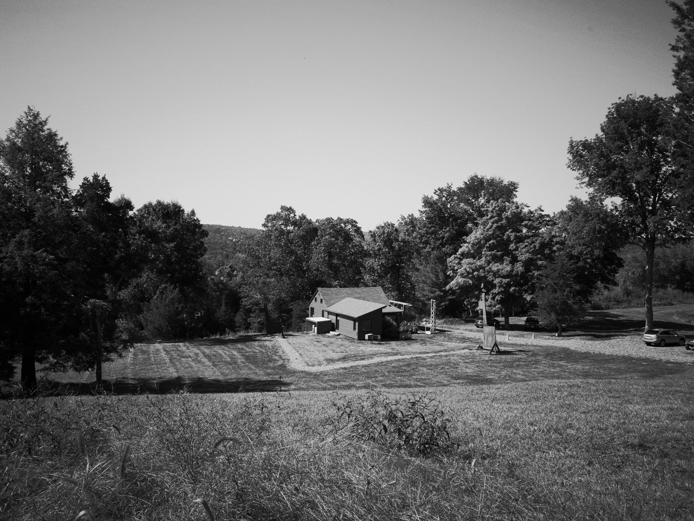 a cabin is sitting in the middle of a grassy field