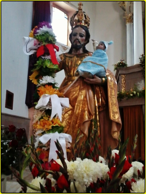 a statue is next to flowers with other things behind it