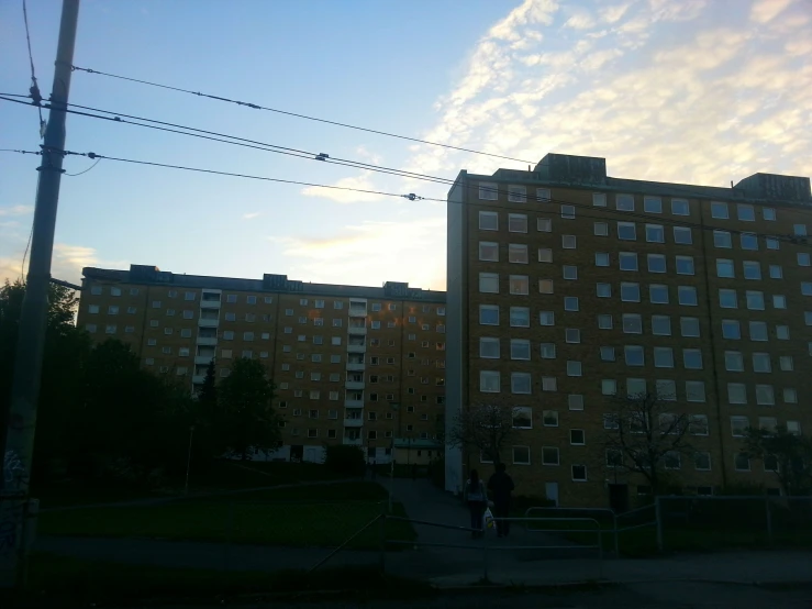 a city scene with some tall buildings near by