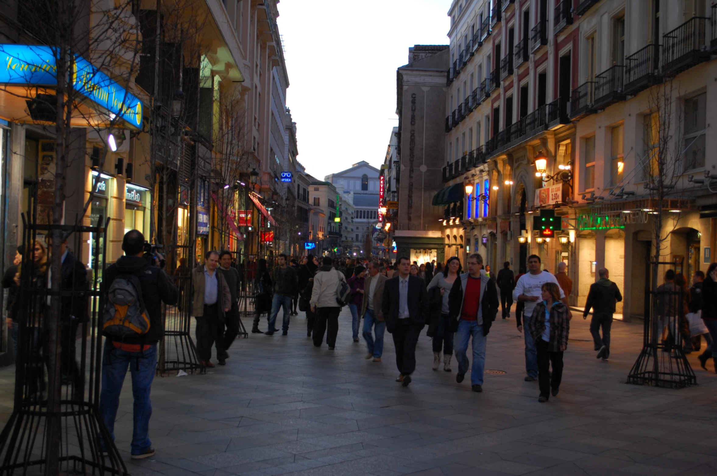 a street full of people walking down it