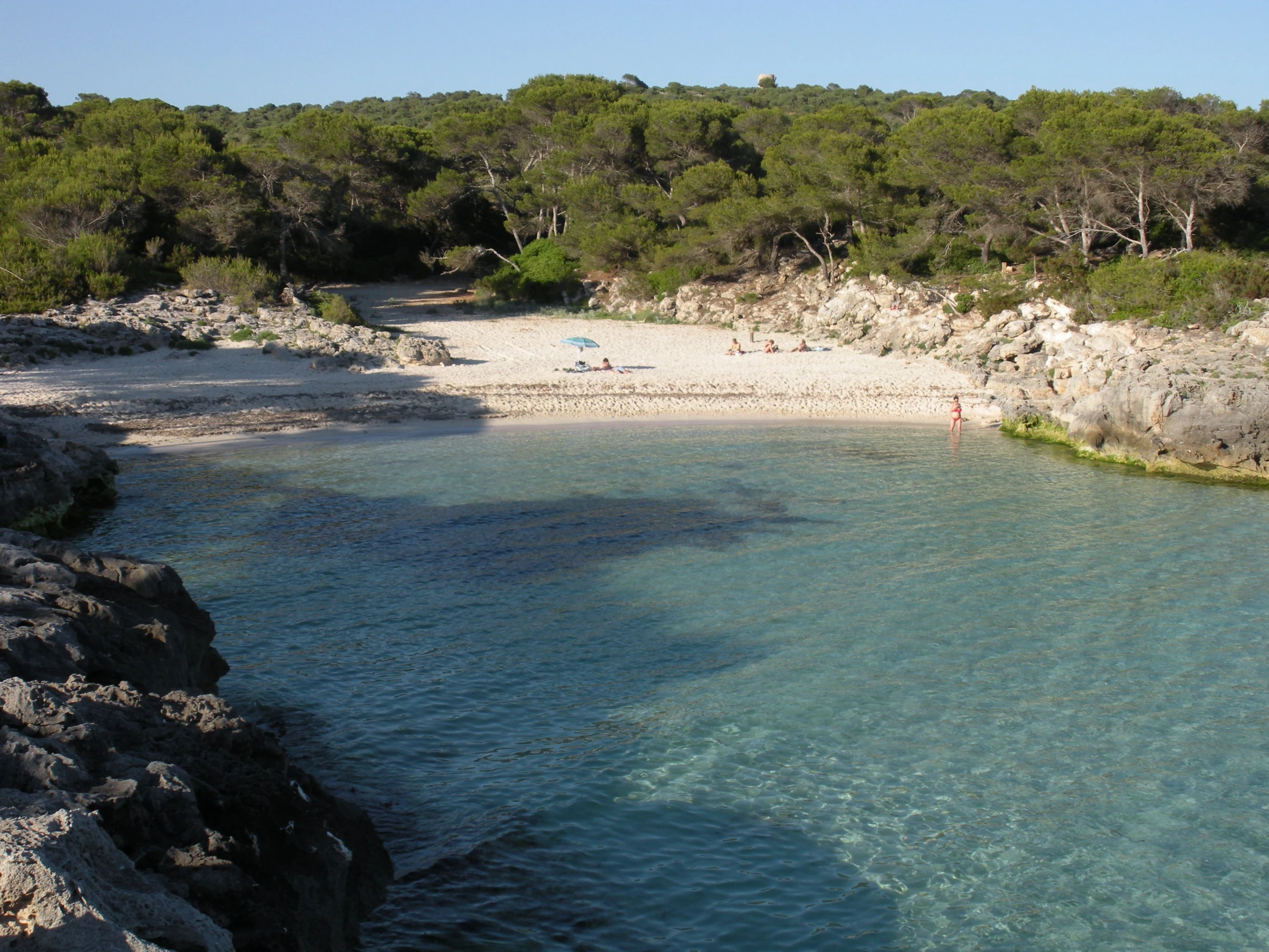 people are relaxing on the shoreline of the ocean