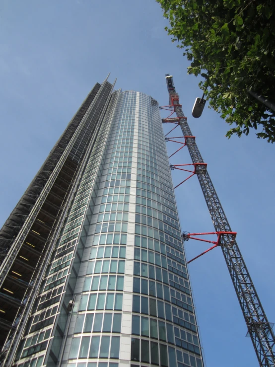 a tall tower that is near a building