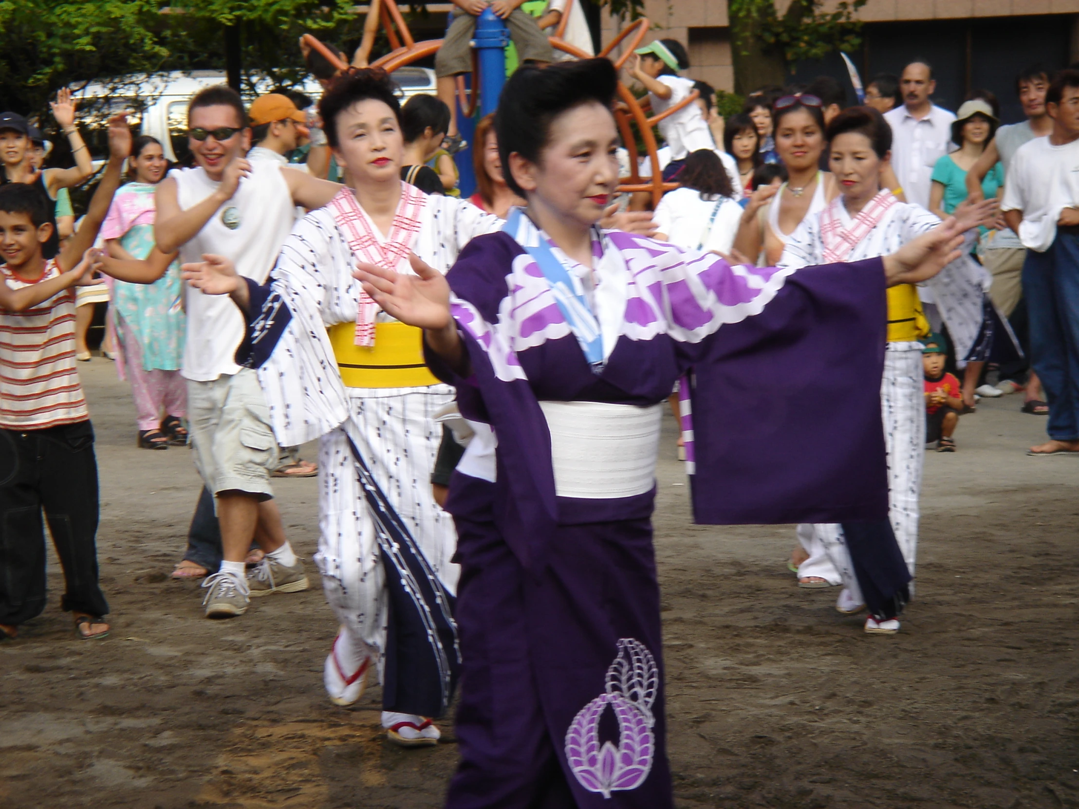 a couple of people dressed in asian attire dancing