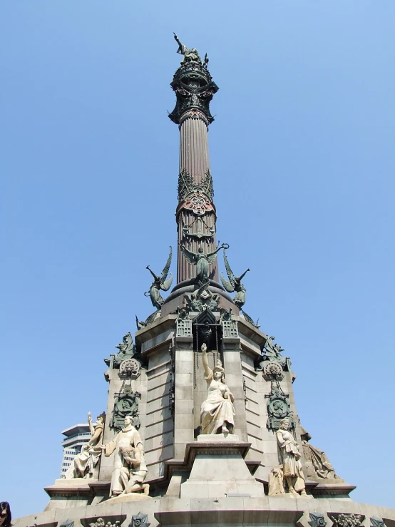 a very tall tower that has statues on top