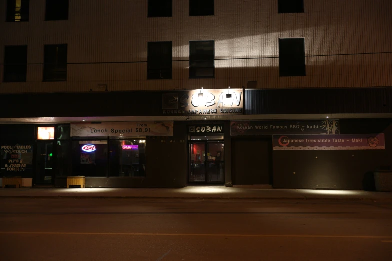 a night view of a dark street with no people outside