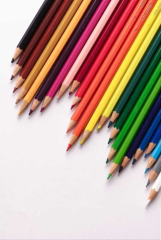 there are some rainbow colored pencils lined up