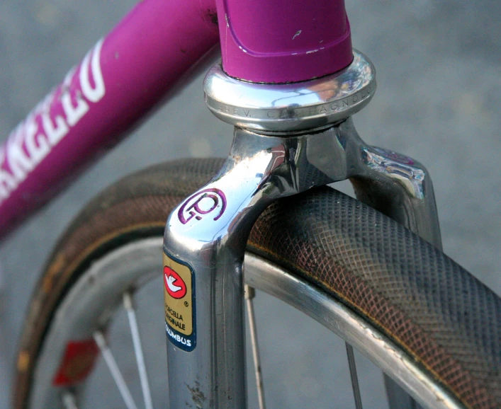 there is a bike that has two stickers on the handlebars