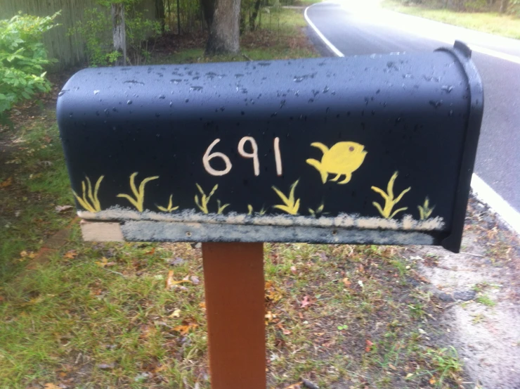 a mailbox has the numbers nine hundred, seven twenty five