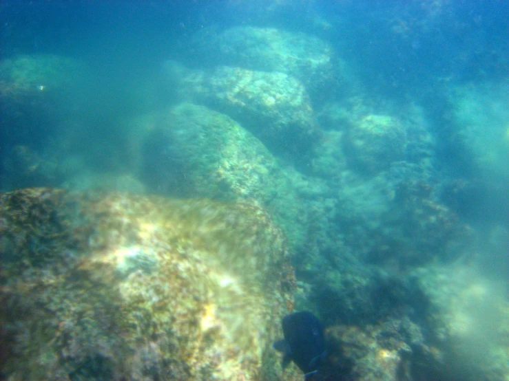 an underwater view of some rocks and water