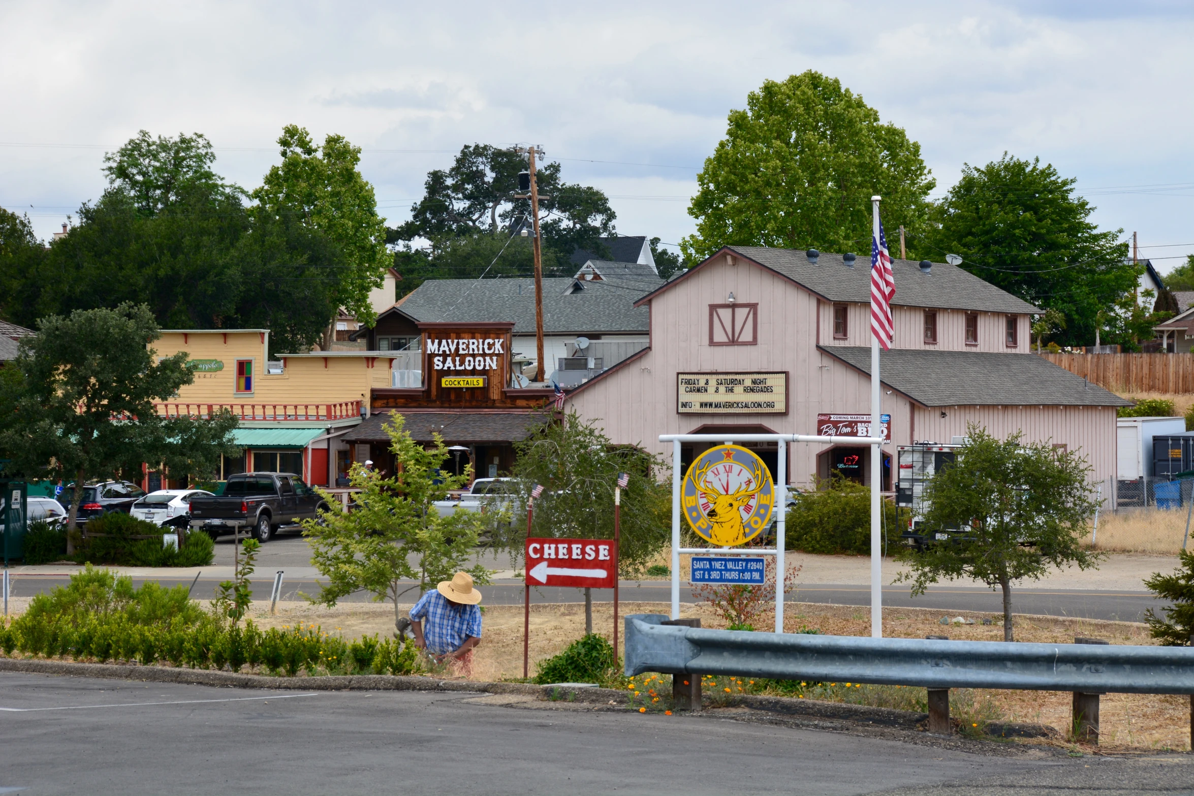 there is a store on the side of the road