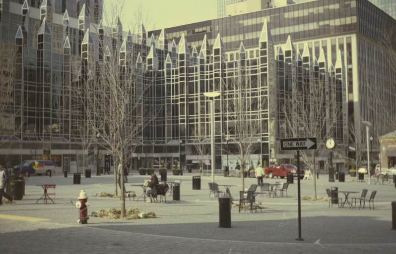 there is a few tables and chairs in the middle of the square