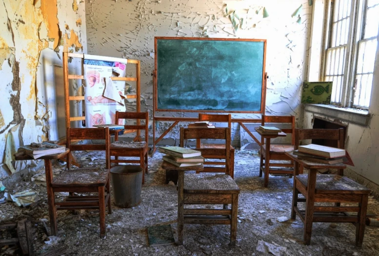 there are several wooden chairs in an old classroom