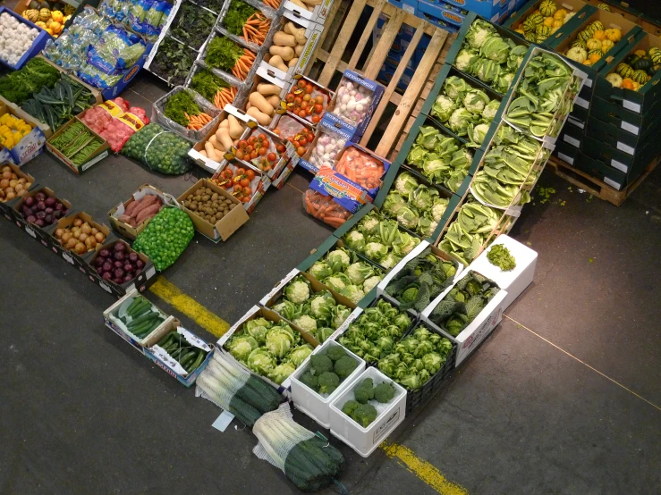 an outdoor market with many different fruits and vegetables