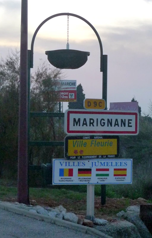 a sign pointing to the right for margnine villa dei monte