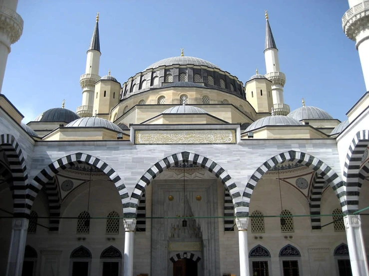 the outside of a mosque in turkey