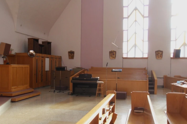 a large room full of wooden desks and chairs