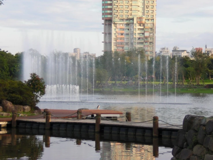 a big pond with lots of water and some fountains