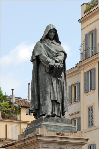 a statue is shown with a long cloak over his head