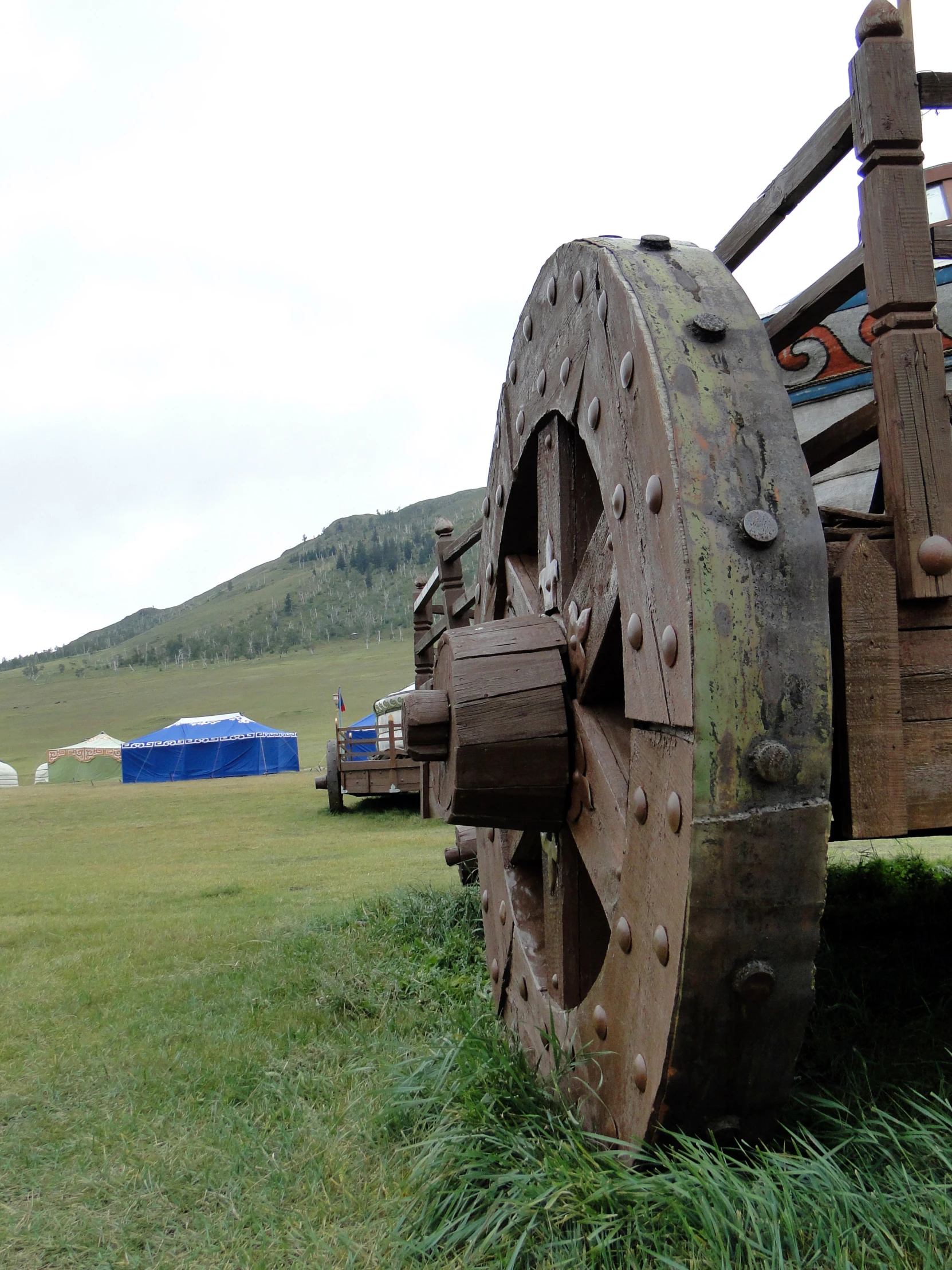 an old wooden machine is in the field