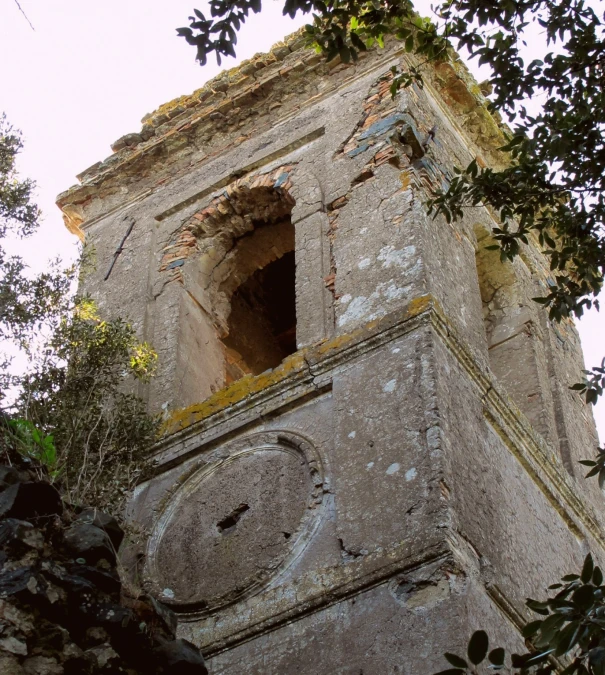 the ruins of an old stone building look very rusty