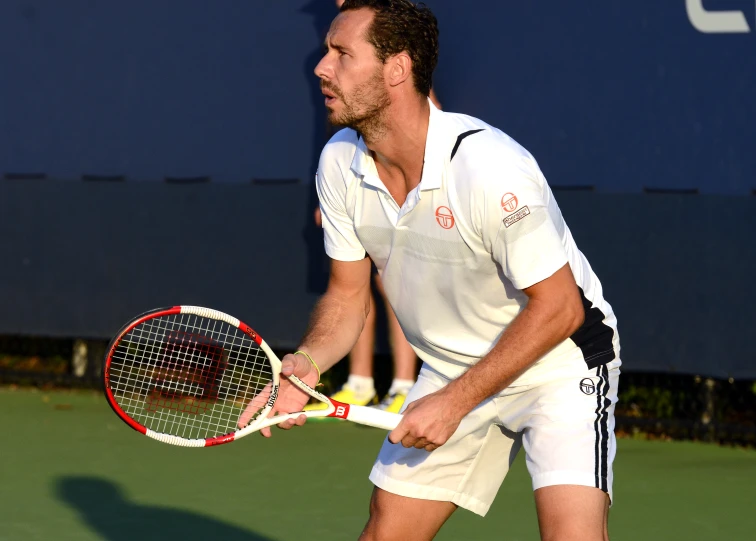 a tennis player waiting to hit a serve on a tennis court