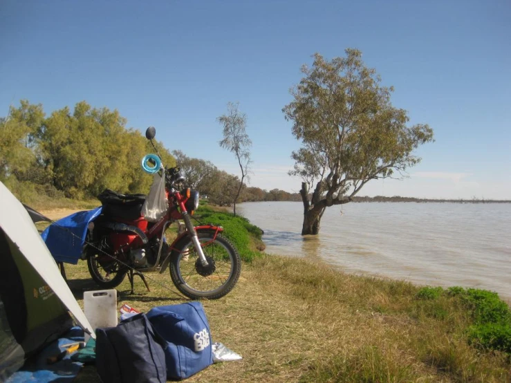 there is a motorcycle that is sitting next to the water