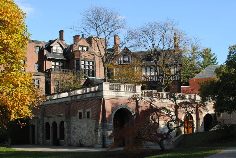 there is a large brick building with many windows