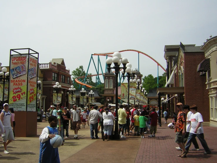 a crowded sidewalk with people walking around it