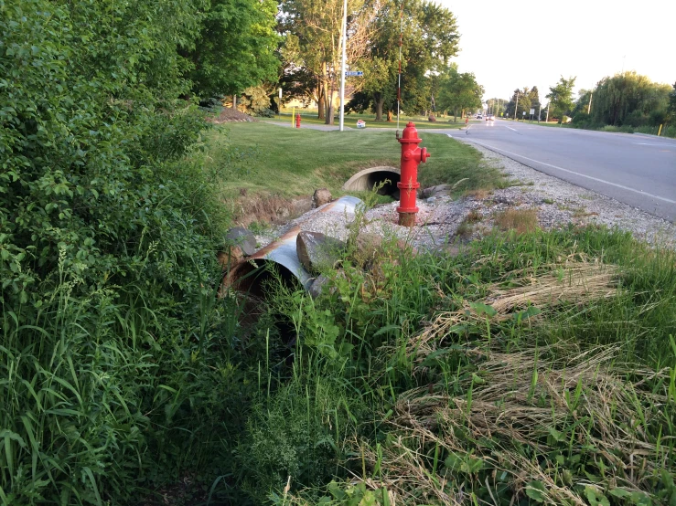 an old pipe laying in the middle of a road