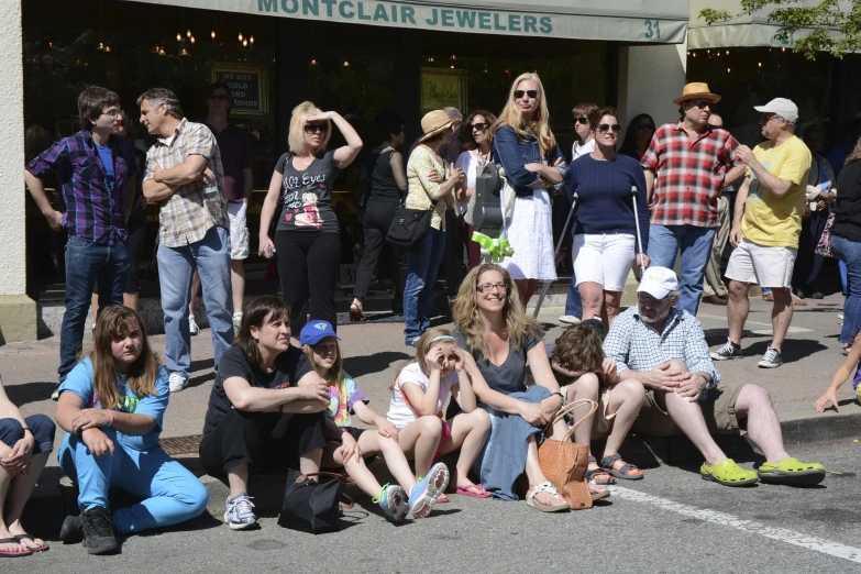 a bunch of people sitting on the ground