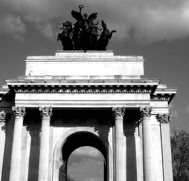 a statue of birds on top of the arch of triumph