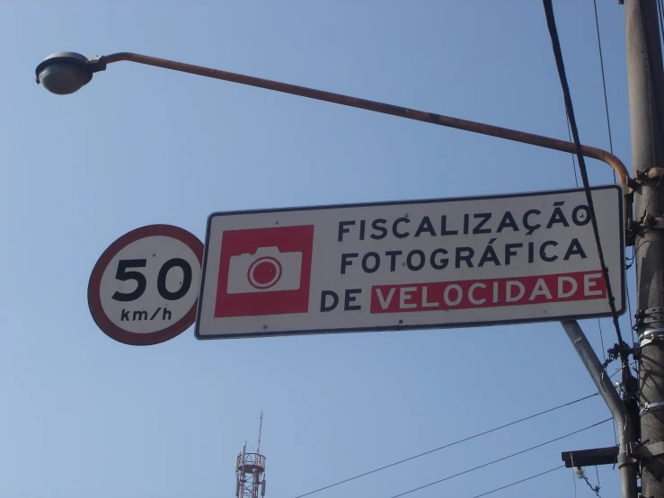 a white street sign that says fiscalzacacio fotografia de velocidade on it