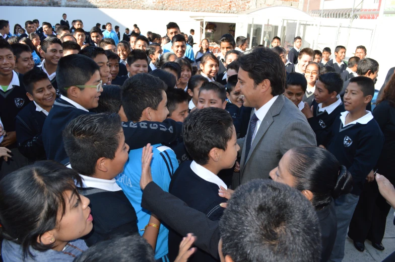 a man is standing in front of several children