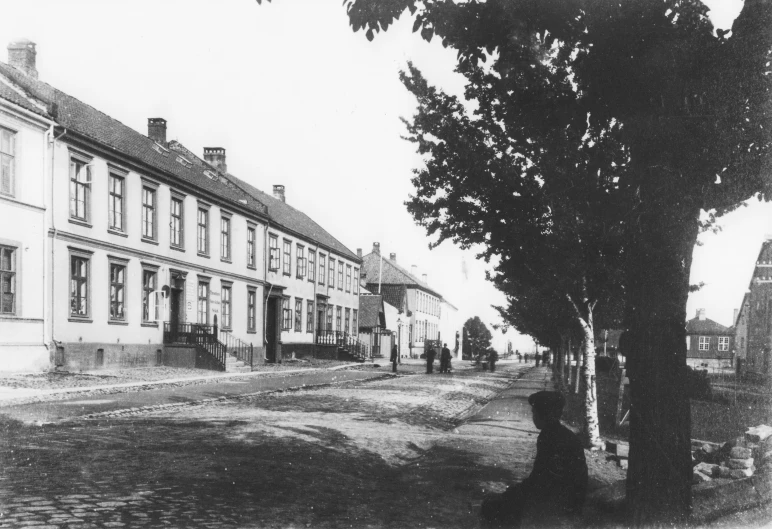 an old city street with some buildings