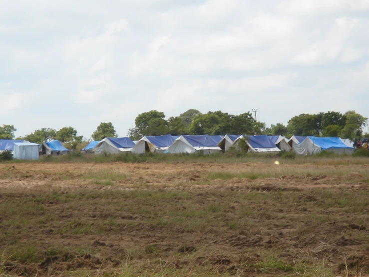 there are tents that can be seen in this field