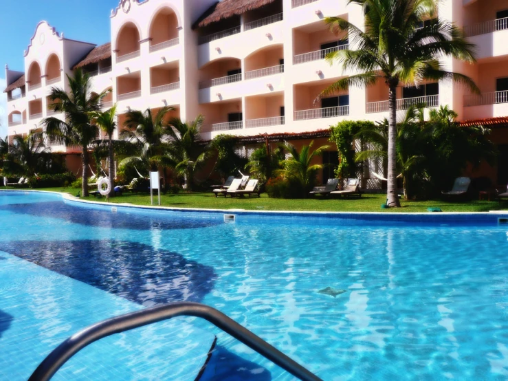 an empty swimming pool near a large el