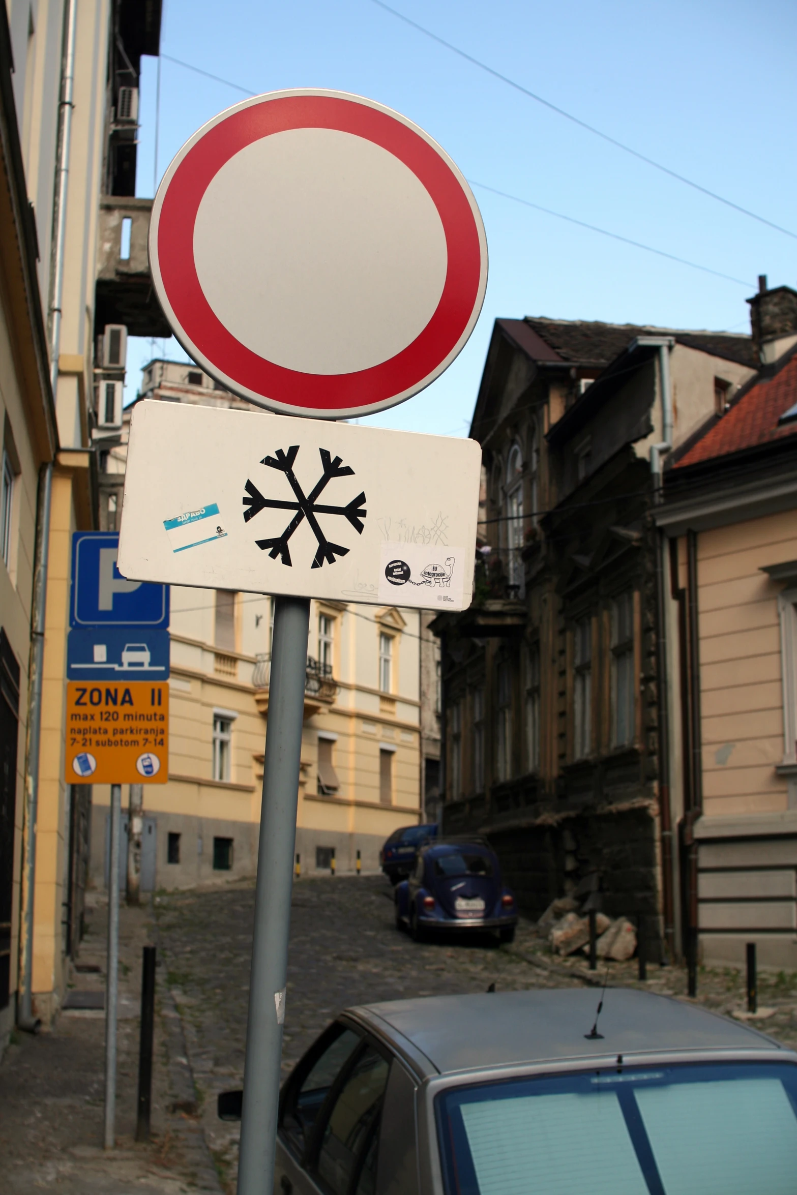 a no entry snowflaker sign on a post in a town