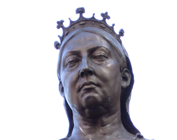 there is a statue with a crown on it