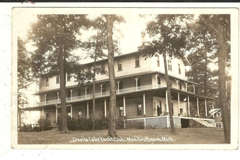 an old black and white po of a house