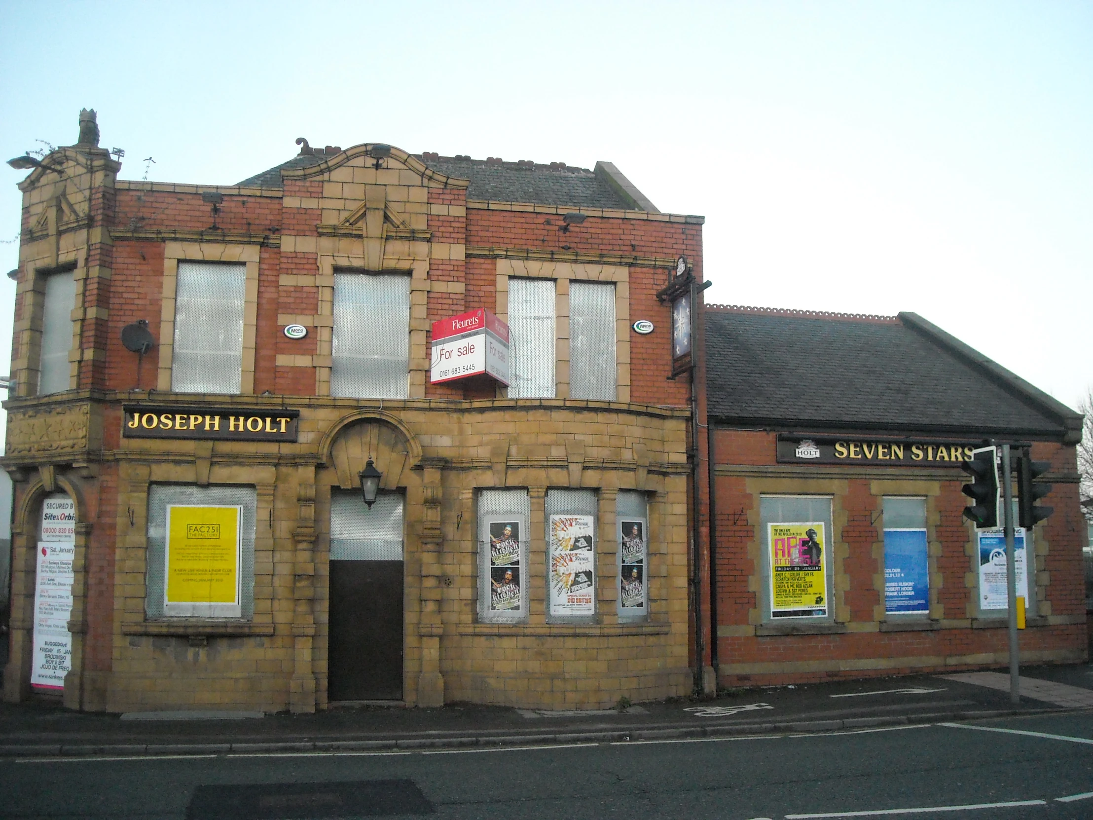 an old brick building is near a street