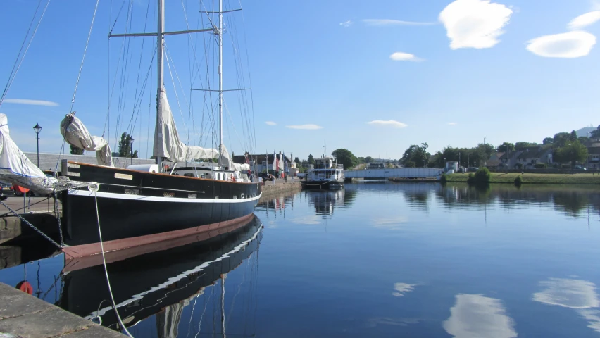 a boat that is docked next to some water