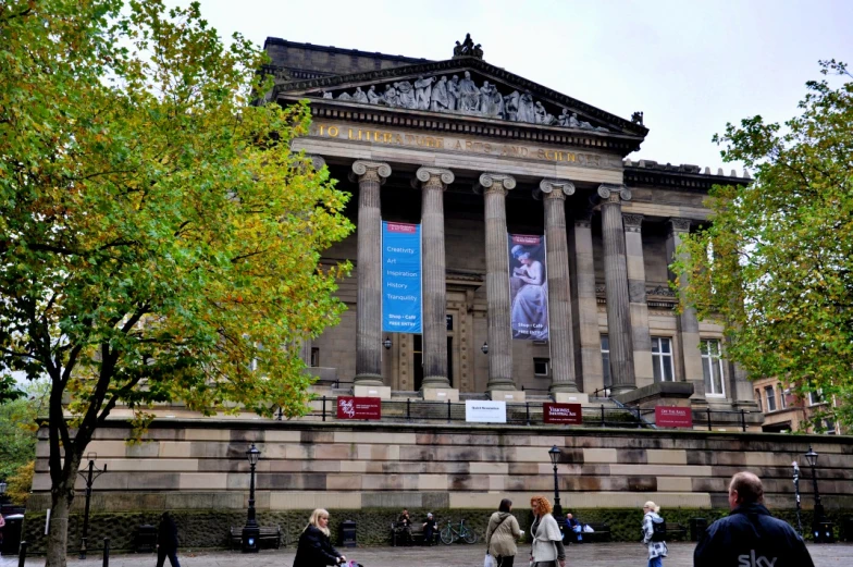 a po of a building with columns in front of it