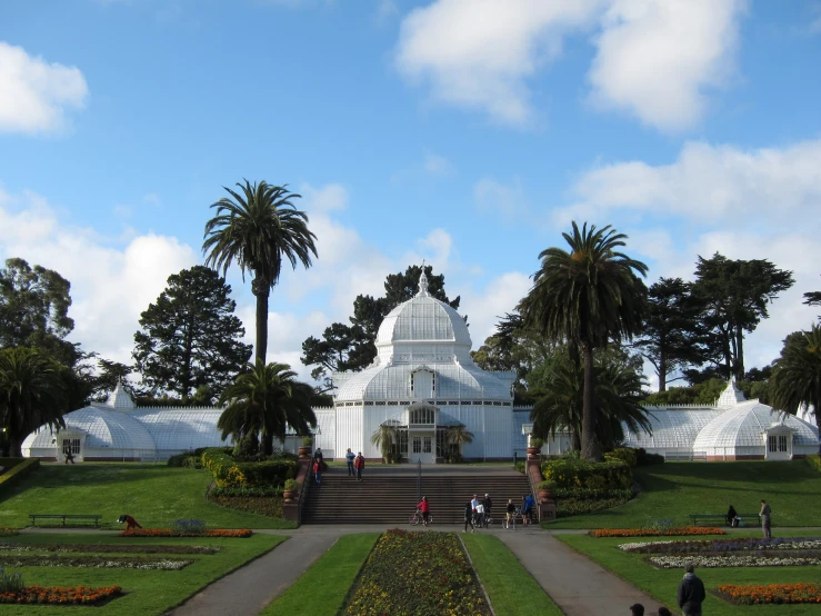 a very pretty garden with some trees around it