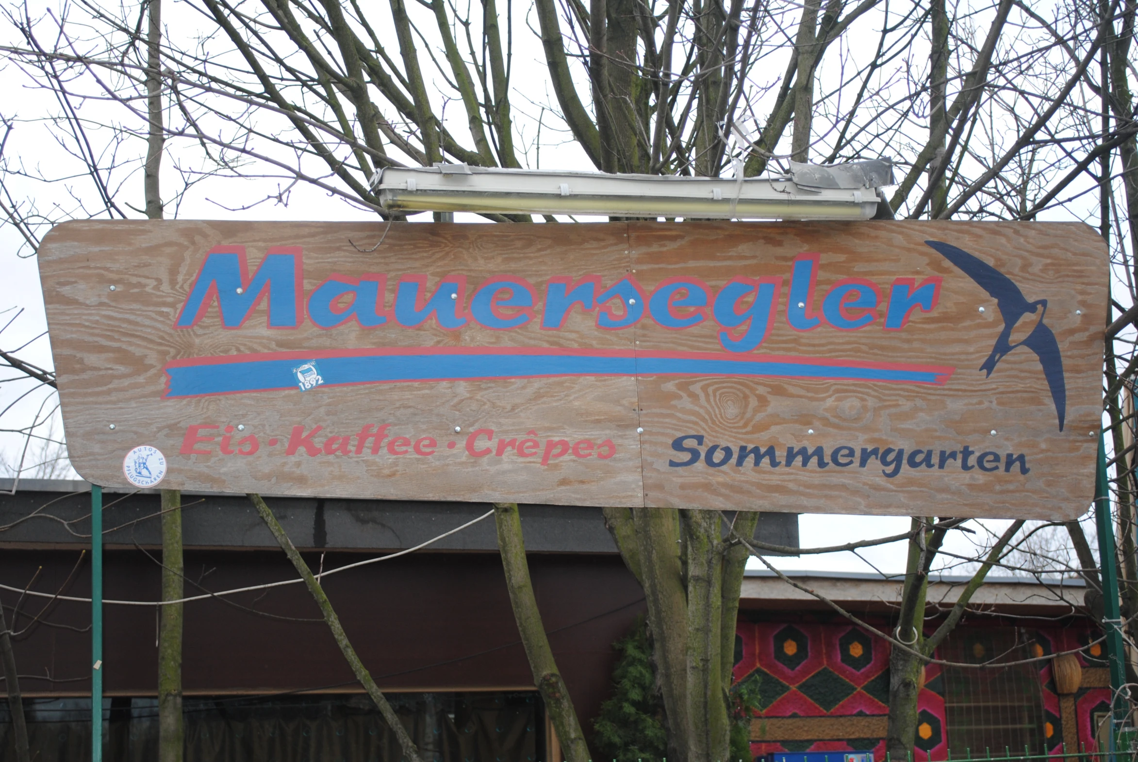 a sign on the side of a building that reads mannerregener
