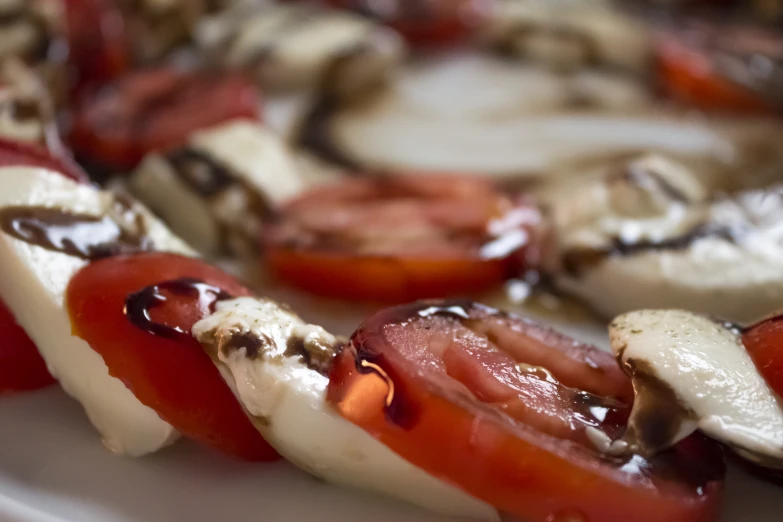 a close up view of sliced tomato and mozzarella
