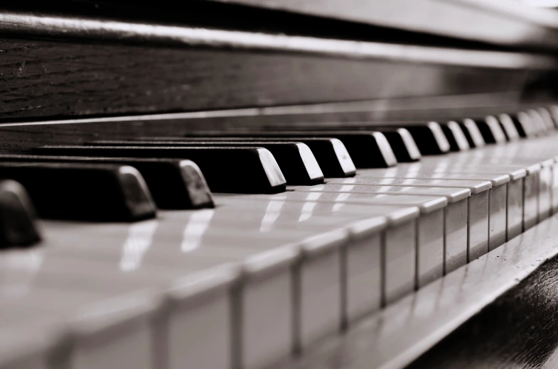 the keys of a piano are lined up