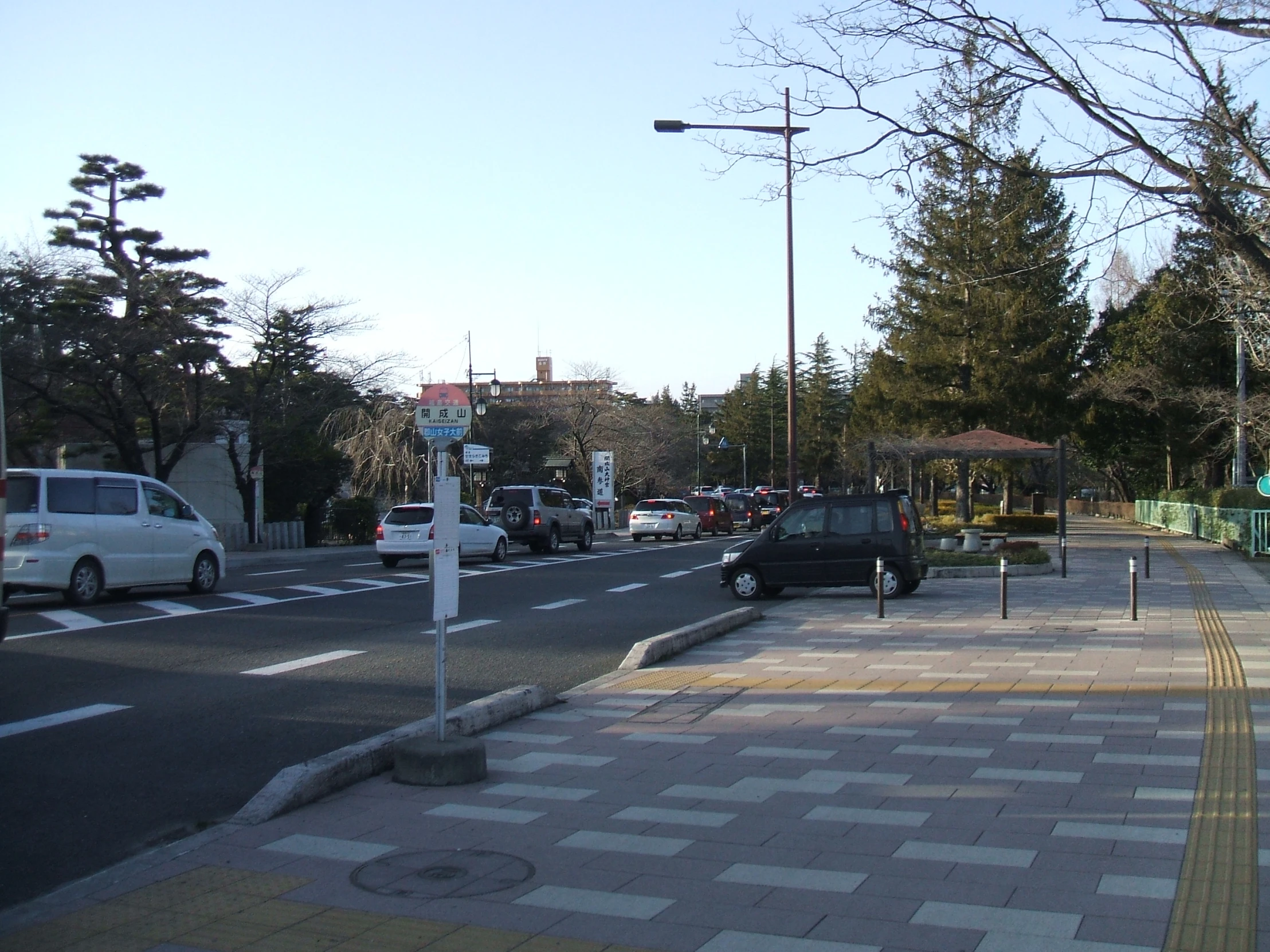 cars sit at an intersection and wait for the light to change